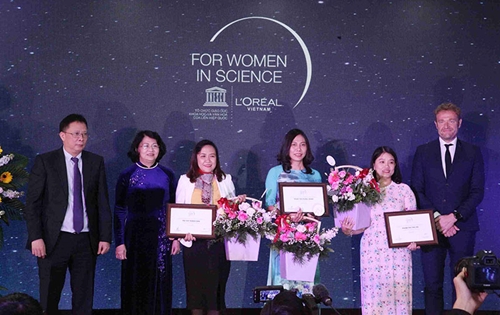 Trao giải thưởng vì sự phát triển phụ nữ trong khoa học 