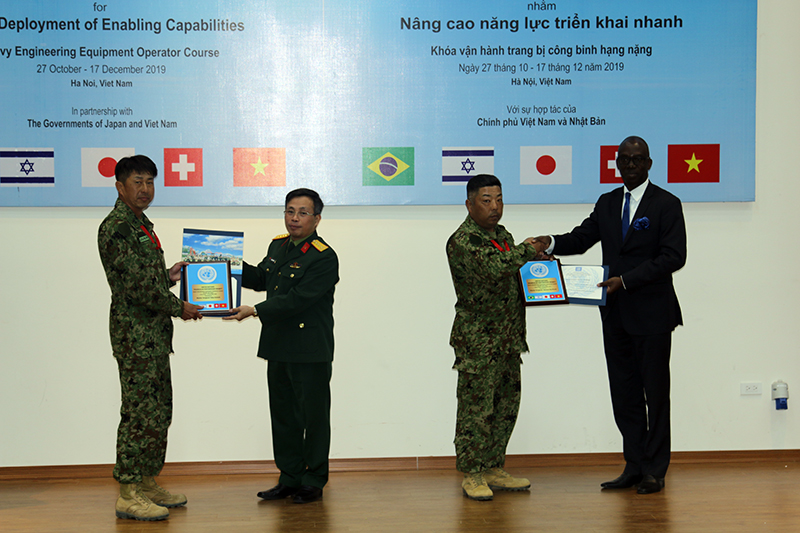 Khóa huấn luyện vận hành trang bị công binh hạng nặng kết thúc thành công

