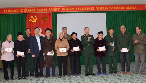 Thượng tướng Đỗ Căn tặng quà gia đình chính sách tại Hà Giang