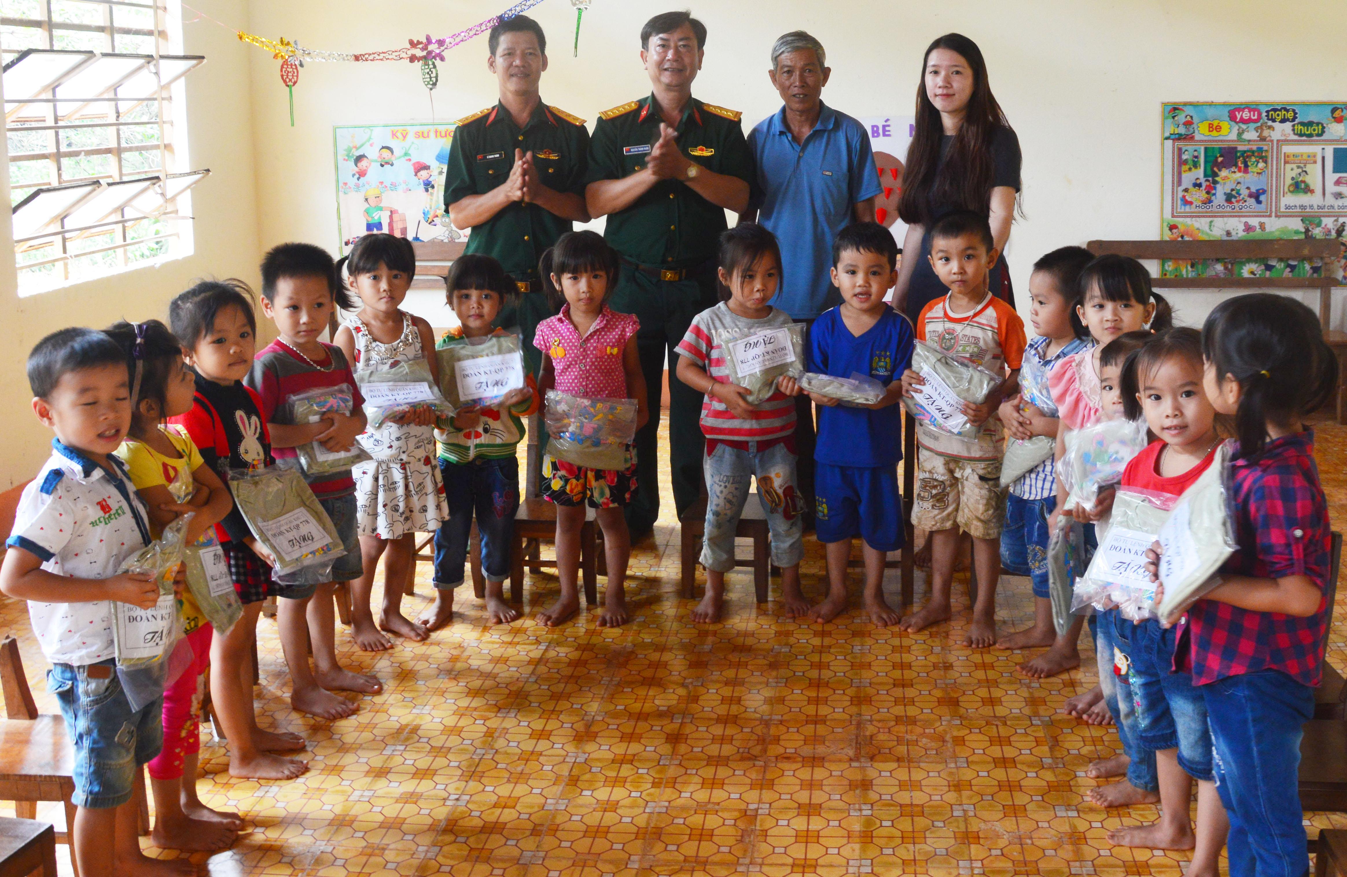 Bộ đội chăm lo “búp trên cành”