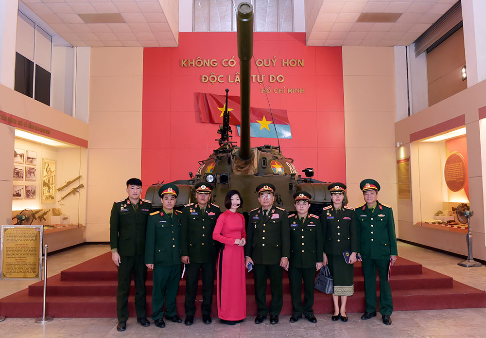 Đoàn Báo Quân đội nhân dân Lào tham quan Bảo tàng Lịch sử Quân sự Việt Nam

