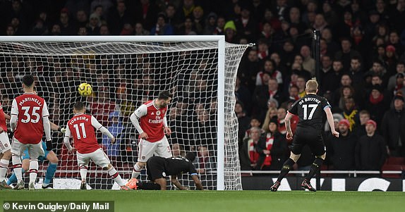Arsenal thảm bại trên sân nhà trước Man City