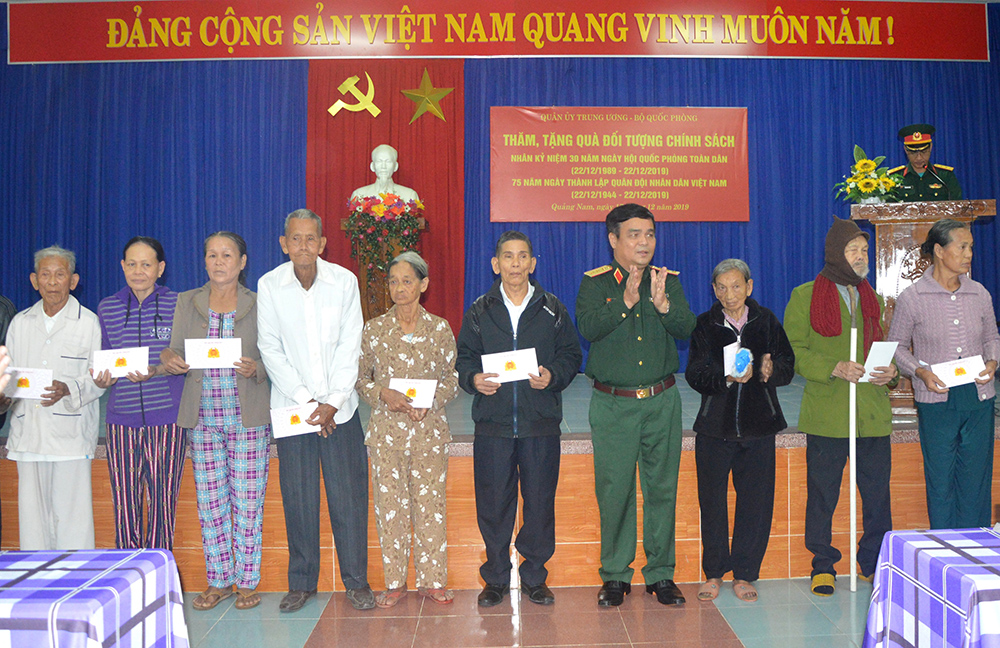 Thượng tướng Lê Chiêm thăm, tặng quà đối tượng chính sách tại Quảng Nam