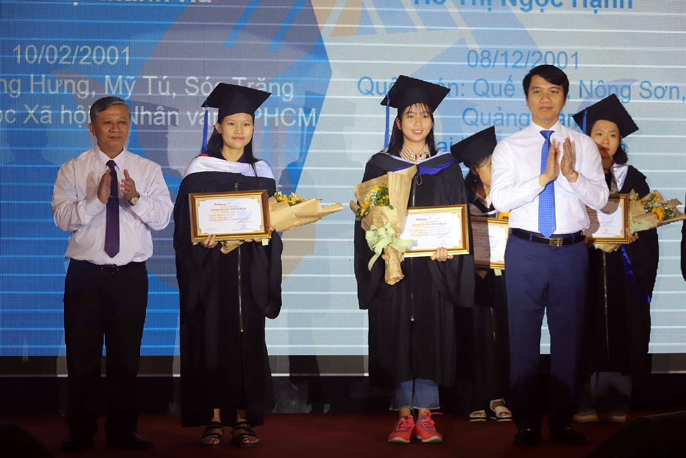 Trao tặng 50 học bổng 