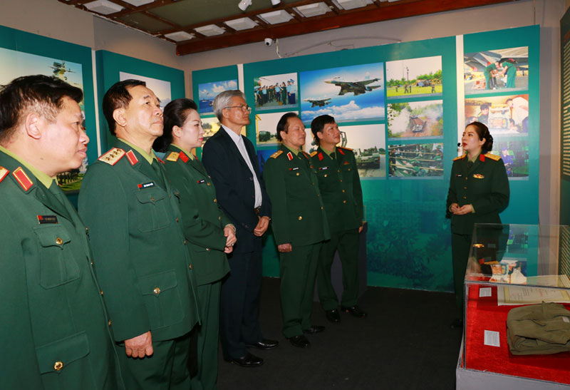 Trưng bày gần 300 hình ảnh, tài liệu, hiện vật về chủ đề “Quân với dân một ý chí”