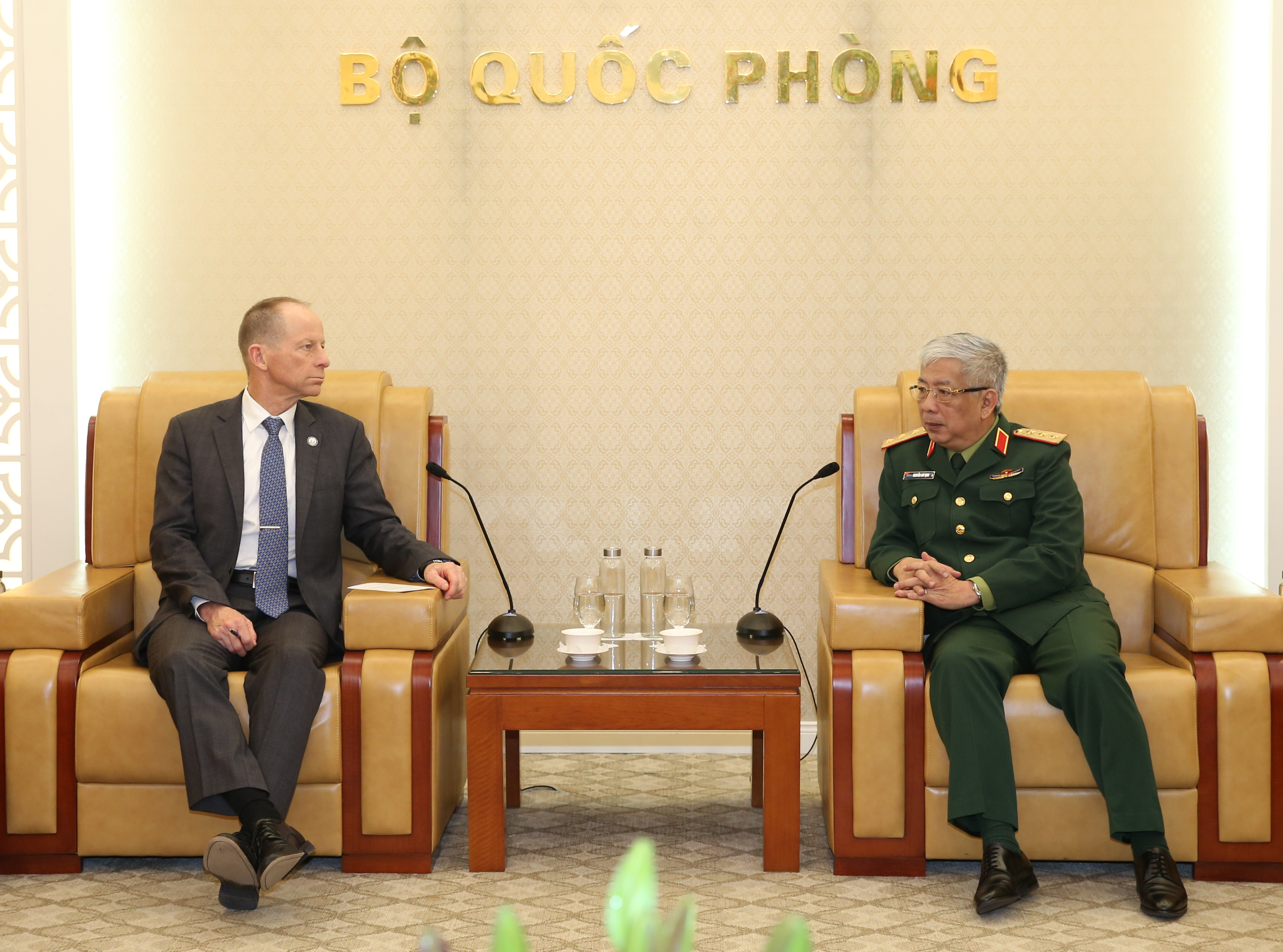 Thượng tướng Nguyễn Chí Vịnh tiếp Trợ lý Ngoại trưởng Hoa Kỳ