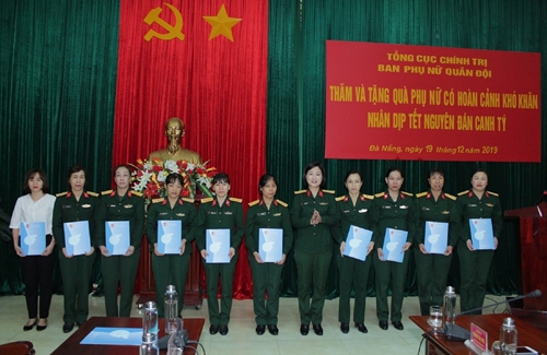 Ban Phụ nữ Quân đội thăm, tặng quà các Bà mẹ Việt Nam anh hùng và hội viên phụ nữ có hoàn cảnh khó khăn

