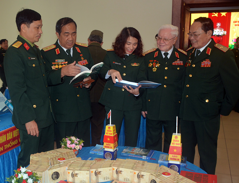 Gặp mặt cán bộ cao cấp quân đội nghỉ hưu trên địa bàn Quân khu 4

