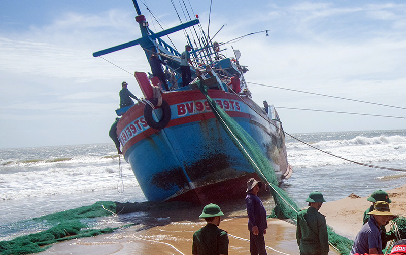 BĐBP Bình Thuận cứu nạn tàu bị mắc cạn