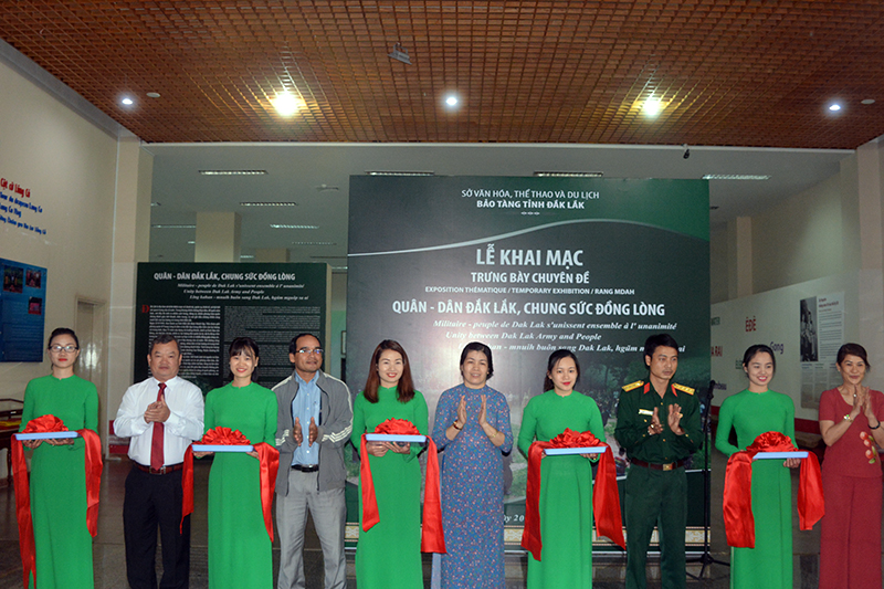 Triển lãm “Quân - dân Đắk Lắk chung sức, đồng lòng”

