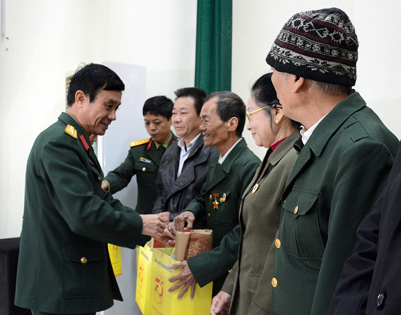 Cơ quan Tổng cục Chính trị trao quà tặng người có công trên địa bàn xã Đa Tốn

