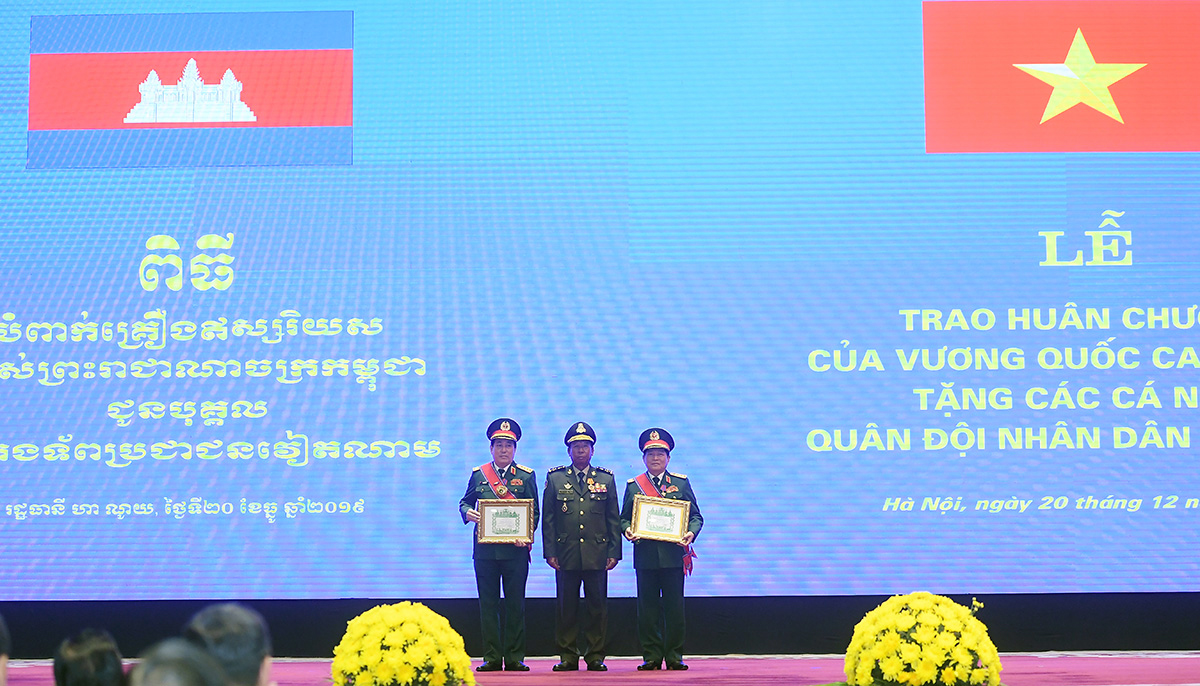 Trao tặng Huân chương của Nhà nước Việt Nam, Nhà nước Lào và Vương quốc Campuchia

