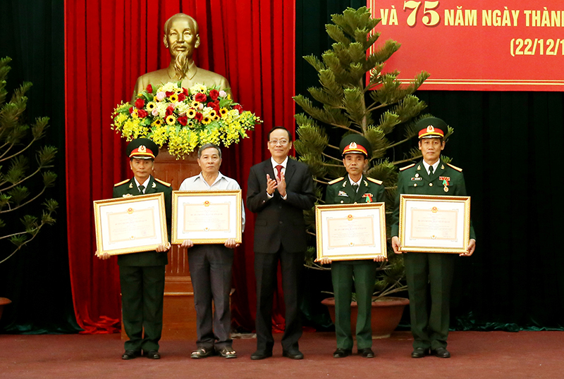 UBND tỉnh Ninh Thuận: Trao Huân chương Bảo vệ Tổ quốc tặng 6 cá nhân xuất sắc

