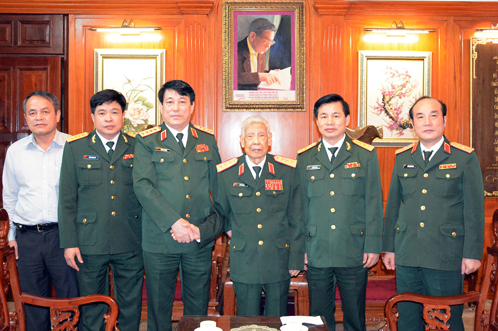 Đại tướng Lương Cường thăm, chúc sức khỏe nguyên Tổng Bí thư Lê Khả Phiêu

