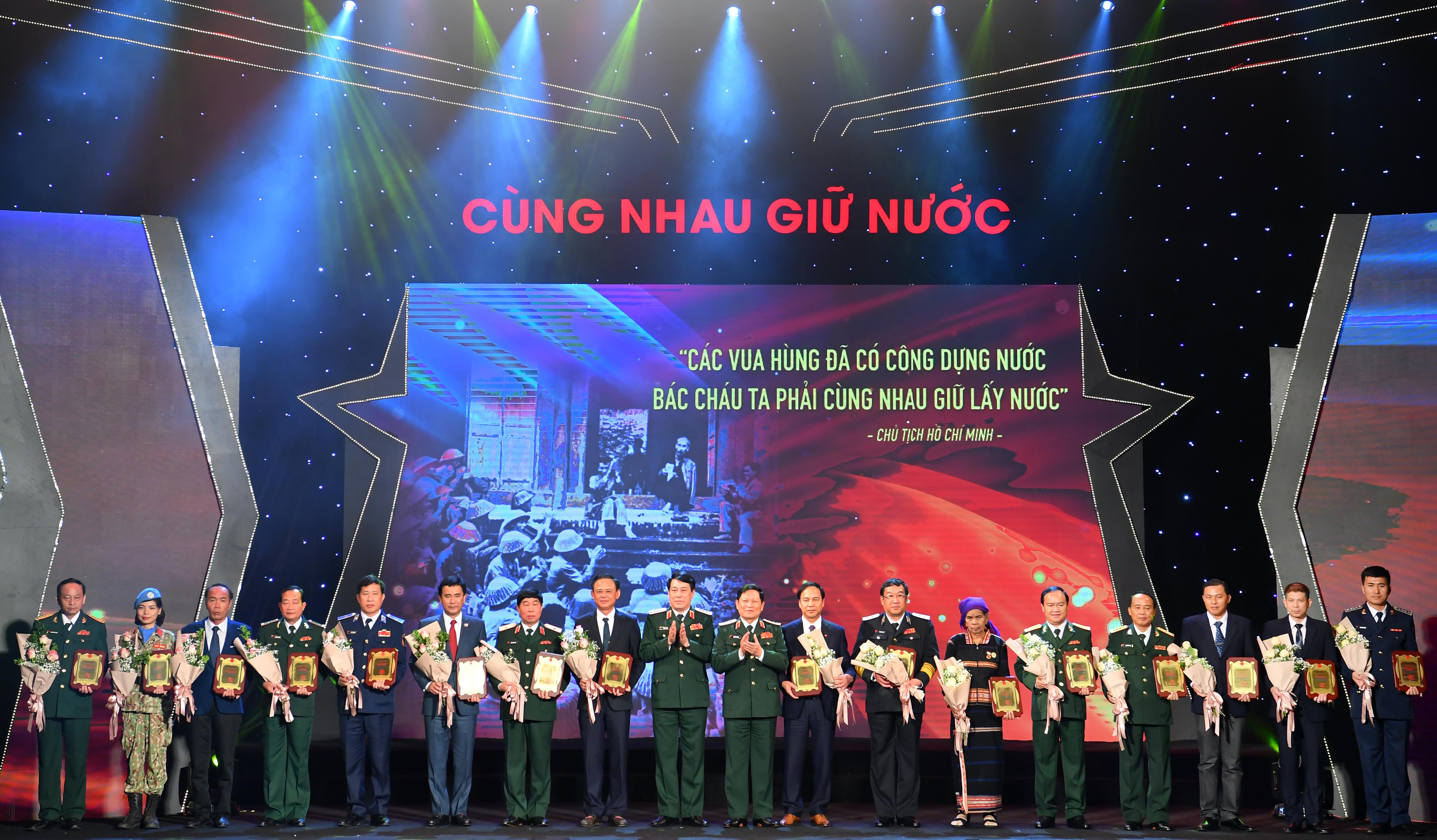 Nhân điển hình, tạo tiềm lực xây dựng nền quốc phòng toàn dân vững mạnh

