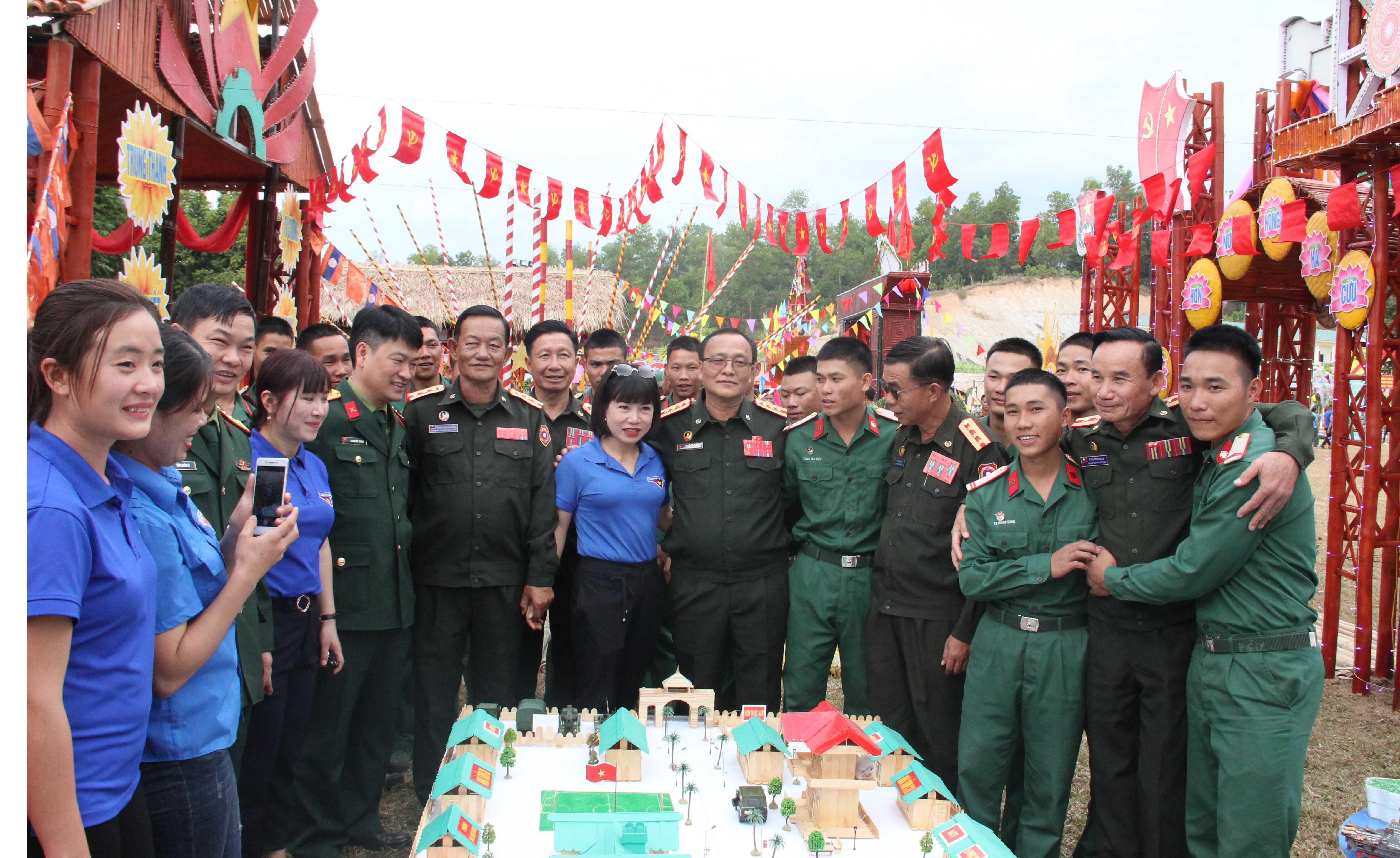 Trung đoàn 82 (Quân khu 2) và Sư đoàn 3 (QĐND Lào) kỷ niệm 5 năm kết nghĩa