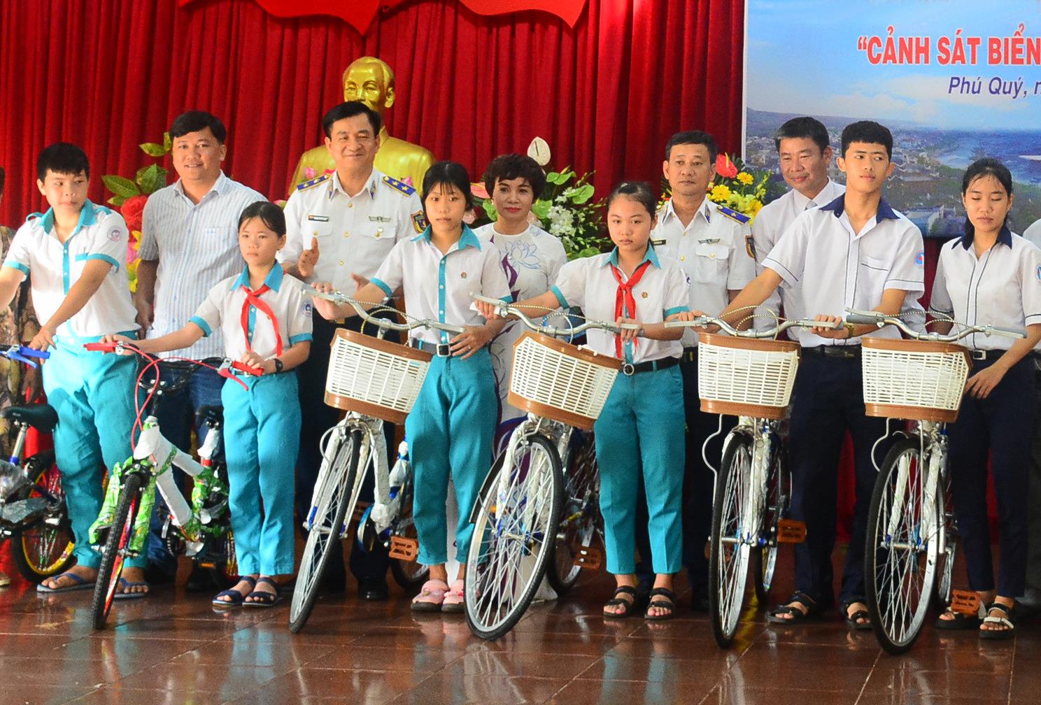 Nâng bước học sinh nghèo nơi biển, đảo