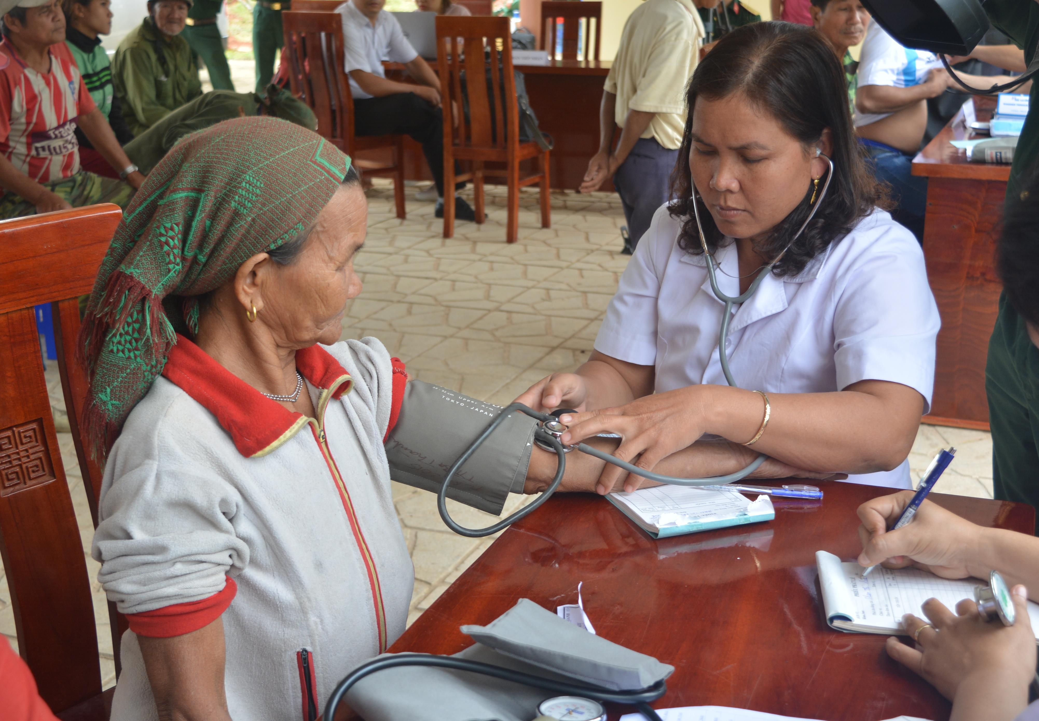 Giúp dân vùng Ba Tơ       