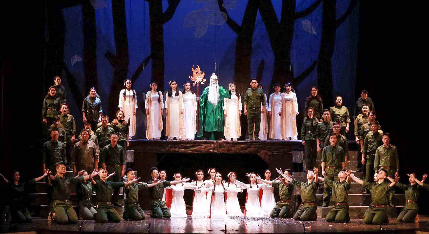 Nhạc kịch “Lá đỏ” - khúc tráng ca về một thời hoa lửa

