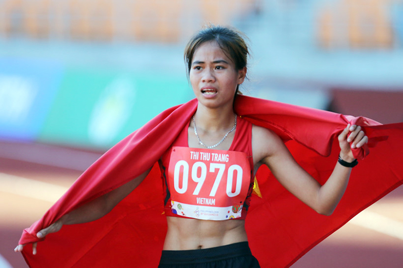 Từ xe ôm, phụ bếp đến… nữ hoàng đi bộ

