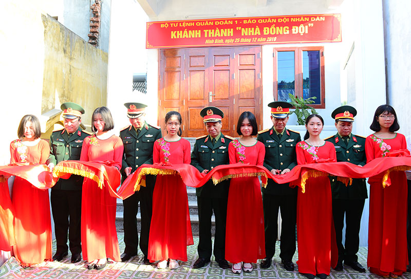 Trao “Nhà đồng đội” tặng Đại úy QNCN Hoàng Văn Chinh

