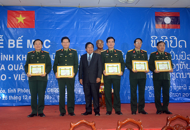 Quân đội Việt Nam và Lào khám, cấp thuốc miễn phí cho gần 12.000 người dân tỉnh Phongsaly

