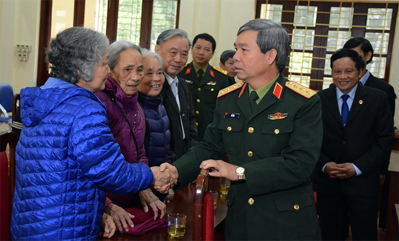 Thượng tướng Đỗ Căn thăm, tặng quà Trung tâm Bảo trợ xã hội

