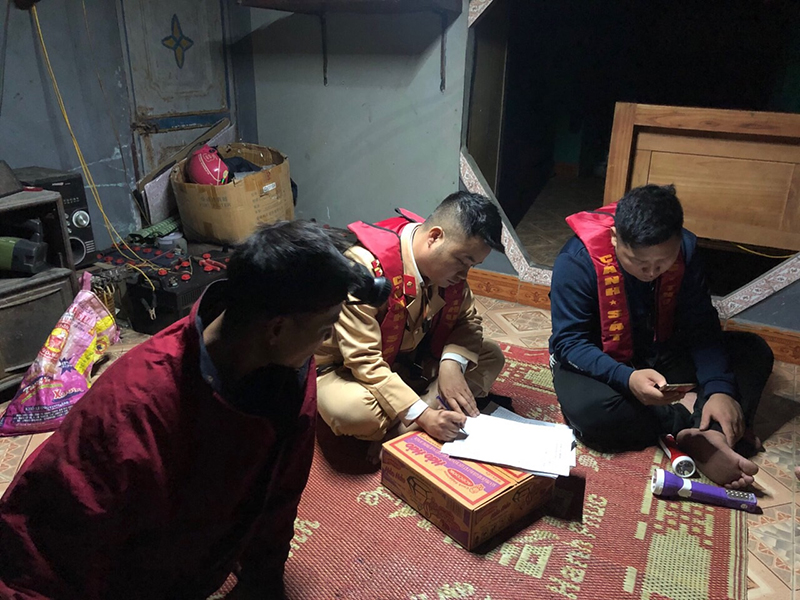 Bắt giữ 6 phương tiện khai thác cát trái phép

