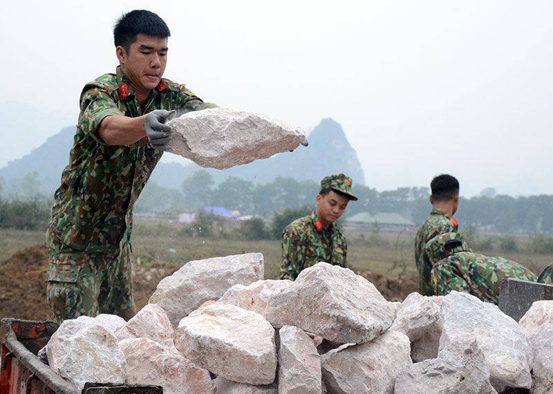 Các chiến sĩ công binh xây tường rào.