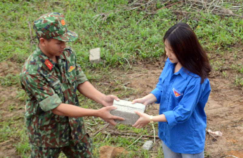 Sự phối hợp nhịp nhàng giữa bộ đội và đoàn viên thanh niên.