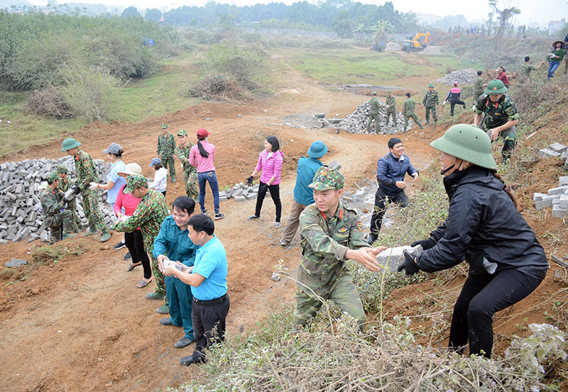 Tại dọc các tuyến thi công, nhân dân nhiều địa phương tích cực tham gia giúp đỡ, động viên cán bộ, chiến sĩ quân đội thực hiện nhiệm vụ.