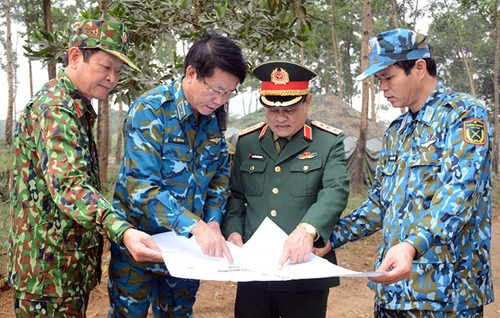 Thượng tướng Nguyễn Phương Nam kiểm tra tiến độ công trình tường rào bảo vệ Sân bay Miếu Môn
