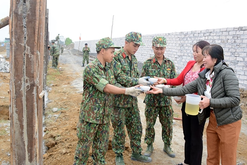 Động viên, khích lệ tinh thần cán bộ, chiến sĩ đang làm nhiệm vụ tại Sân bay Miếu Môn