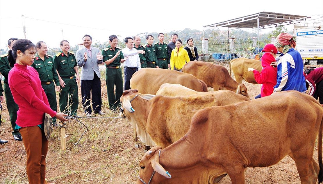 Giúp đồng bào vui đón xuân đầm ấm