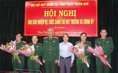 Bàn giao chức danh Chỉ huy trưởng, Chính ủy Bộ CHQS tỉnh Thừa Thiên Huế