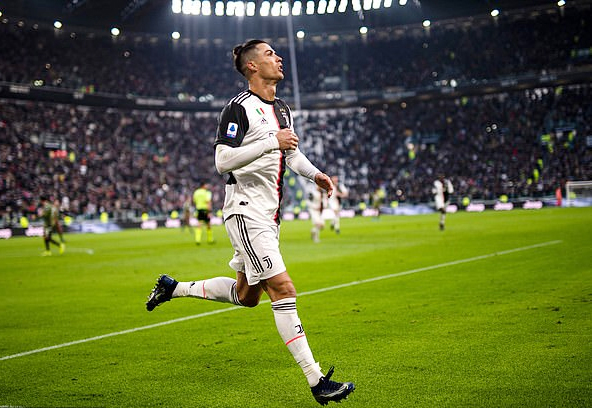 Juve thắng đậm, Ronaldo lập hàng loạt kỷ lục