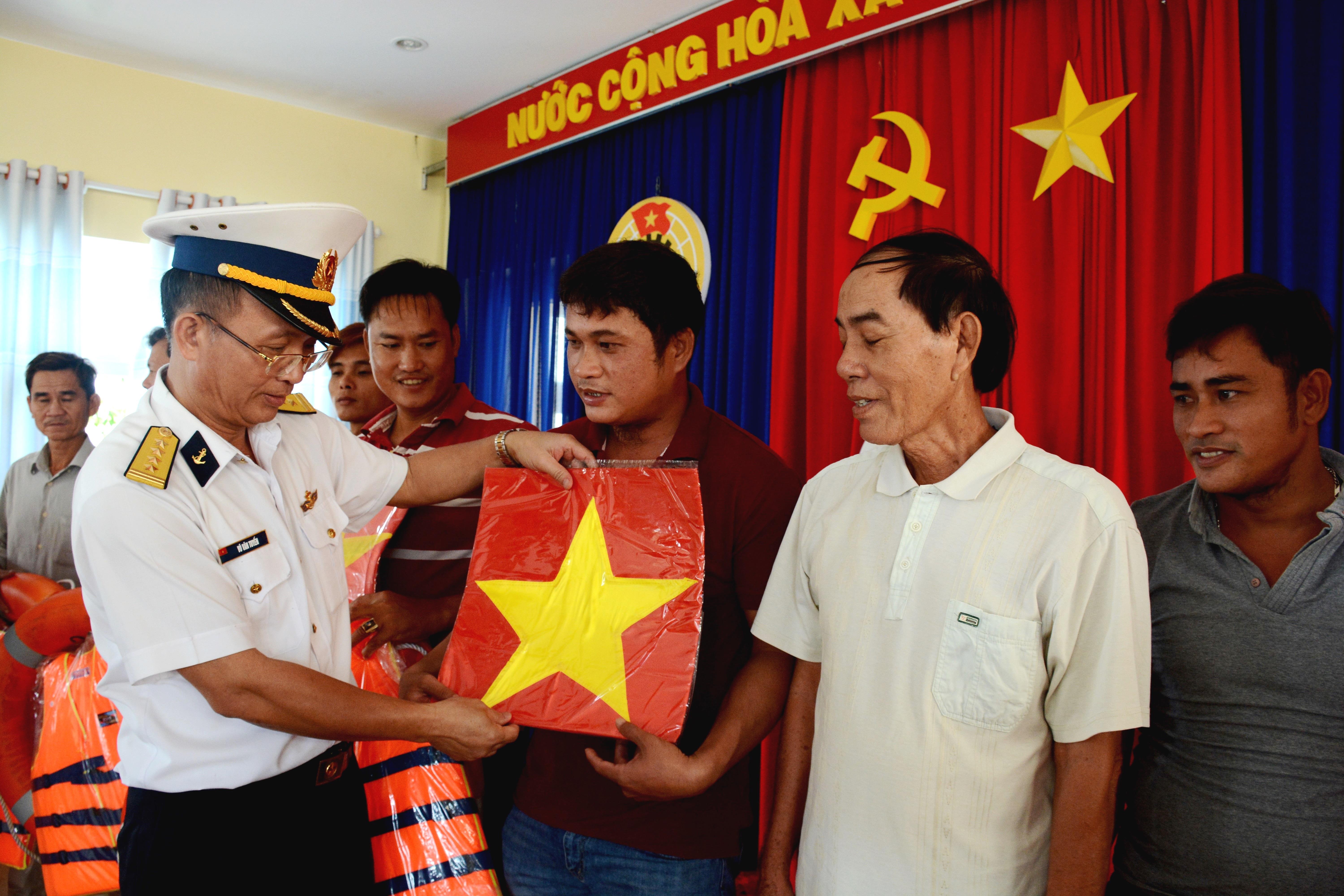 Người thuyền trưởng trẻ can trường, giàu lòng nhân ái