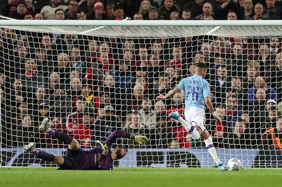 Man City đặt một chân vào chung kết League Cup