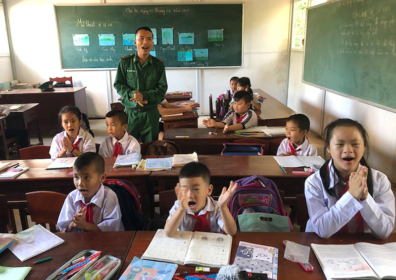 Thầy giáo quân hàm xanh dạy học nơi đảo xa

