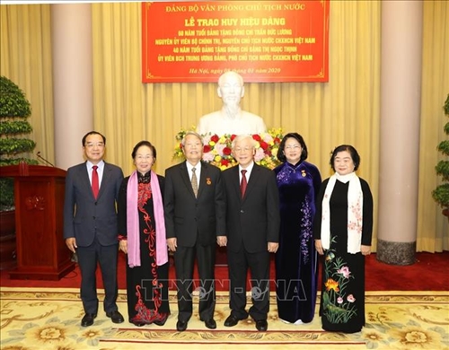 Tổng Bí thư, Chủ tịch nước Nguyễn Phú Trọng trao Huy hiệu Đảng tặng nguyên Chủ tịch nước Trần Đức Lương và Phó chủ tịch nước Đặng Thị Ngọc Thịnh