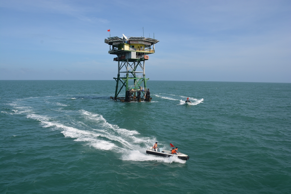 Tết đã thực sự về trên thềm lục địa phía Nam của Tổ quốc. Hàng tấn hàng và quà Tết đã được chuyển an toàn tới các nhà giàn. Trong ảnh: Hai xuồng của Đoàn công tác số 2, Vùng 2 Hải quân trở về tàu sau khi hoàn thành nhiệm vụ.