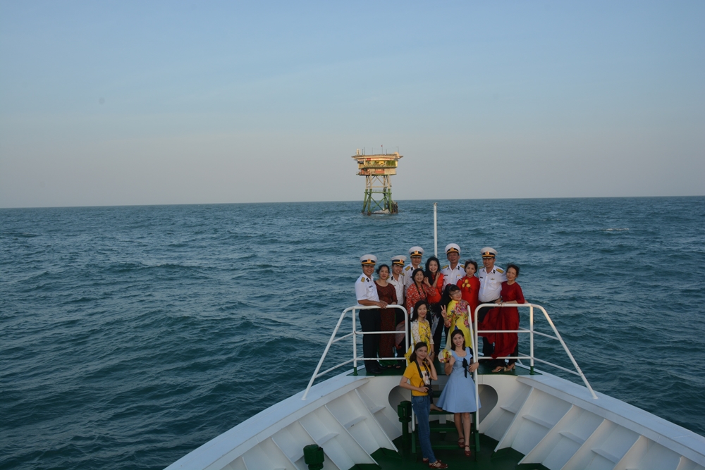 Đại diện Đoàn công tác số 2, Vùng 2 Hải quân, chụp ảnh lưu niệm với các nữ nhà báo tham gia chuyến đi.