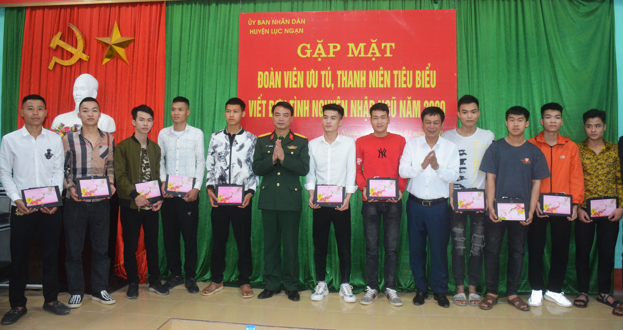 Huyện Lục Ngạn gặp mặt đoàn viên, thanh niên viết đơn tình nguyện nhập ngũ năm 2020