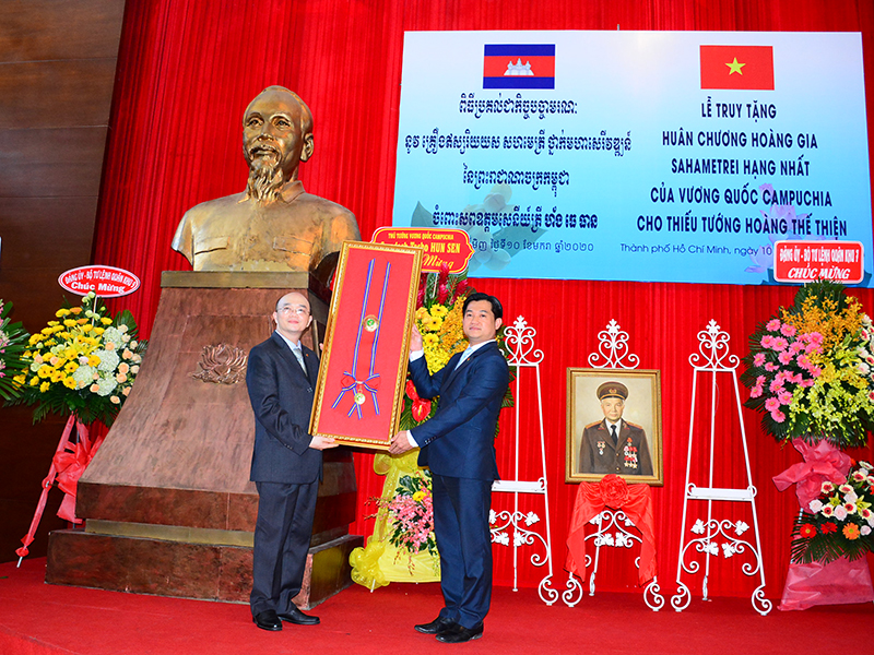 Truy tặng Huân chương Hoàng gia Sahametrei hạng Nhất của Vương quốc Campuchia cho Thiếu tướng Hoàng Thế Thiện

