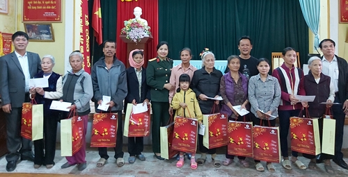 Báo Quân đội nhân dân trao quà Tết tặng người nghèo huyện Tiên Lữ, tỉnh Hưng Yên