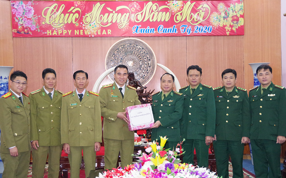 Công an tỉnh Hủa Phăn chúc tết Bộ đội Biên phòng tỉnh Nghệ An