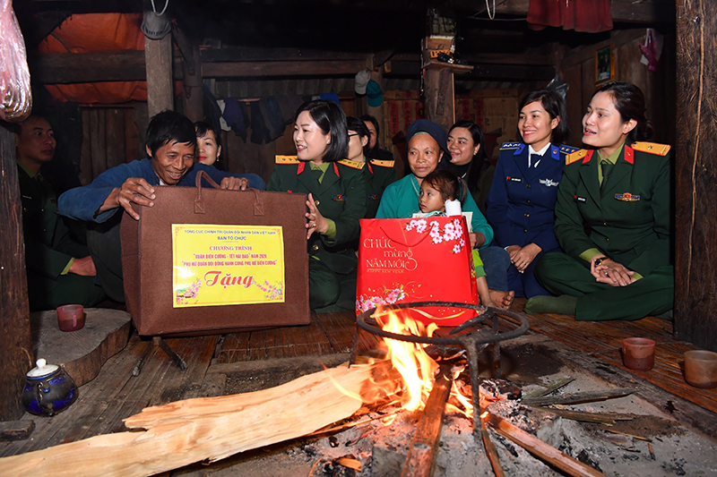 Phụ nữ Quân đội trao, tặng quà “Xuân biên cương” tại Hà Giang

