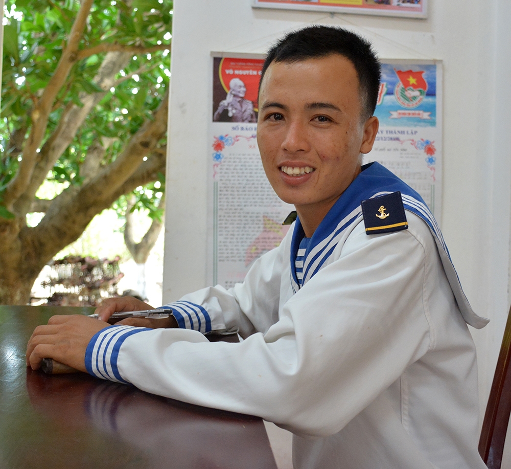 Sau quá trình theo dõi, tạo nguồn và hướng dẫn tại đơn vị trên đảo Nam Yết, Binh nhất Đỗ Trịnh Tuế, một quần chúng gương mẫu đã vinh dự được kết nạp vào hàng ngũ Đảng Cộng sản Việt Nam.