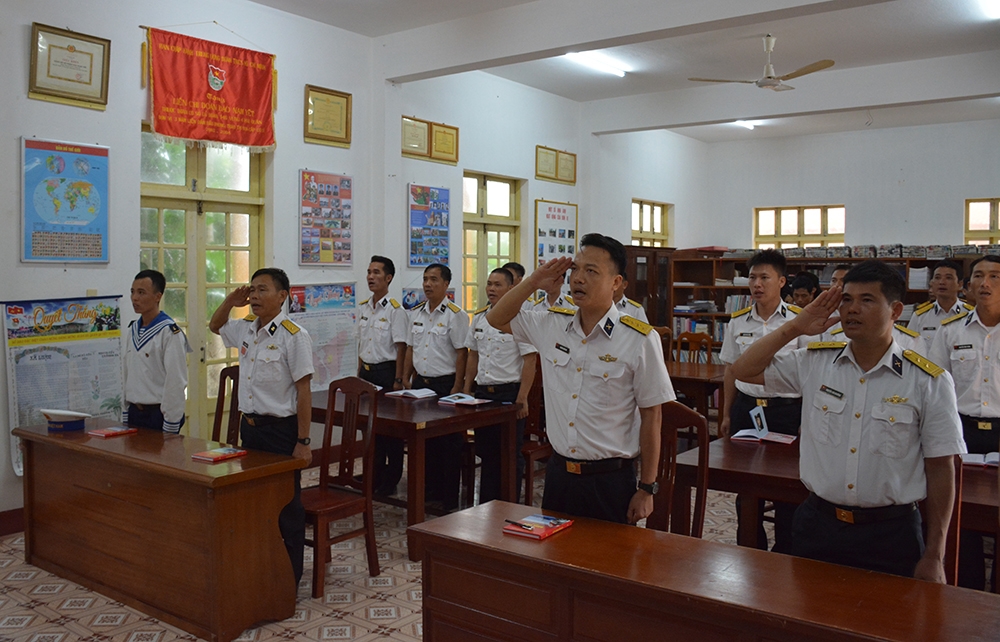 Buổi lễ kết nạp được tổ chức trang nghiêm với sự tham gia của chỉ huy đơn vị.