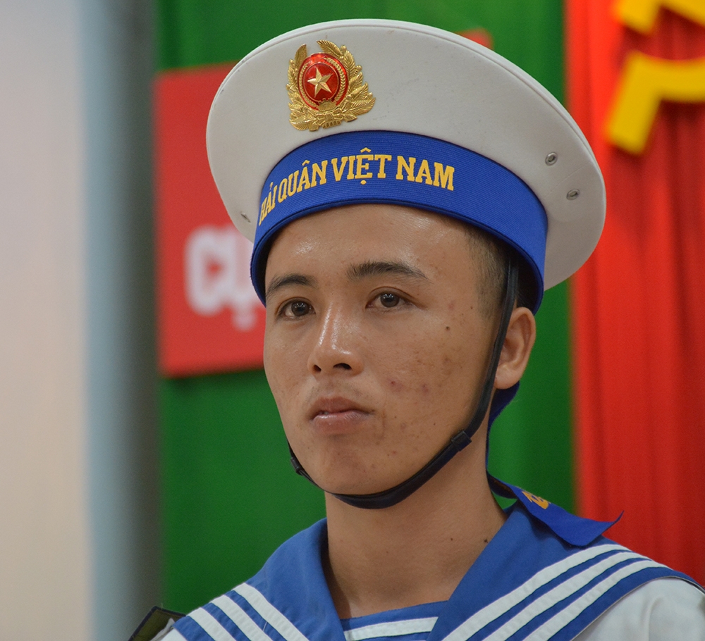 Đây chính là bước ngoặt quan trọng trong cuộc đời của Binh nhất Đỗ Trịnh Tuế. Đồng chí đã không giấu được xúc động trong thời khắc quan trọng được đứng vào hàng ngũ đảng viên Đảng Cộng sản Việt Nam.